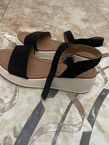 Basanoşka və səndəllər: Qadın sandaleti 38 - Model: İki qayışlı açıq burunlu sandal - Rəng — 1
