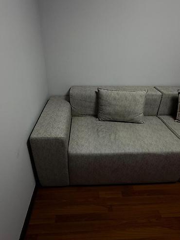 parca skaflar: Minimalist dizayna sahib divan - Rəng: açıq boz, neytral ton – — 2
