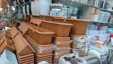 Bitkilər üçün dibçəklər: Plastik uzun formalı çiçək qabları və balkon qutuları - Material — 2