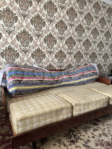 Другая мебель: Продается диван двухспальный с подушками, без матрасов (они наши)