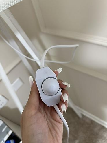 led isiqlar: Ağ rəngdə üçayaqlı torşer lampa - Minimalist dizaynlı, teksturalı ağ — 4