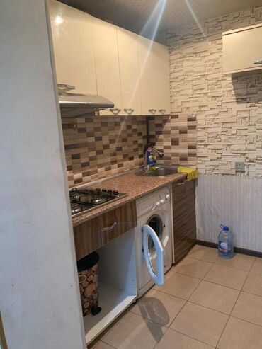 Uzunmüddətli kirayə mənzillər: Nərimanov metrosu yaxınlığında 5 mərtəbəli binanın 5-ci mərtəbəsində 2 — 8