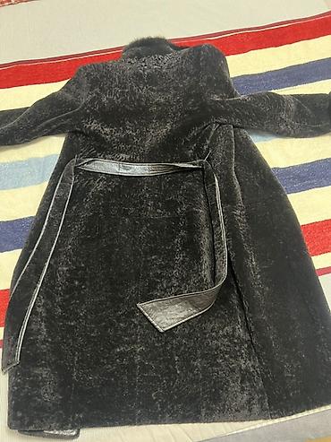 каракуль шапки: Женское пальто из каракуля с отделкой мехом - Бренд: PRODI (ярлык на — 2