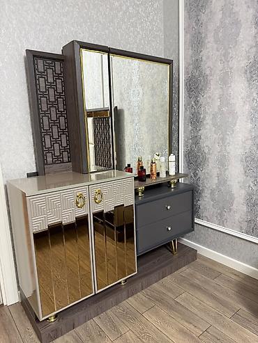 guzgulu mebel dəsti: Yataq otağı mebel dəsti Tərkibi: - Çarpayı: yumşaq, parça başlıqla; — 2