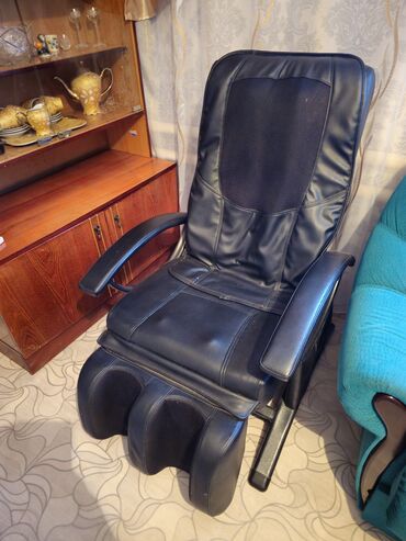 продам швейную машинку: Продаю массажное кресло, состояние нового, кожанное