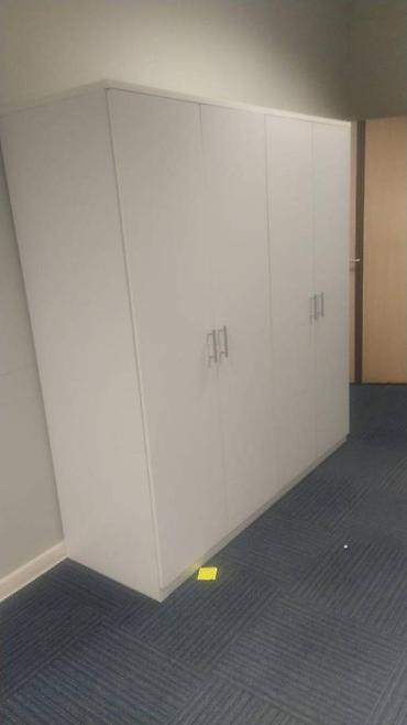 Ofis mebeli: Ofis resepsiyon stolu və çoxqapılı şkaf dəsti - Rəng: ağ, minimalist — 2