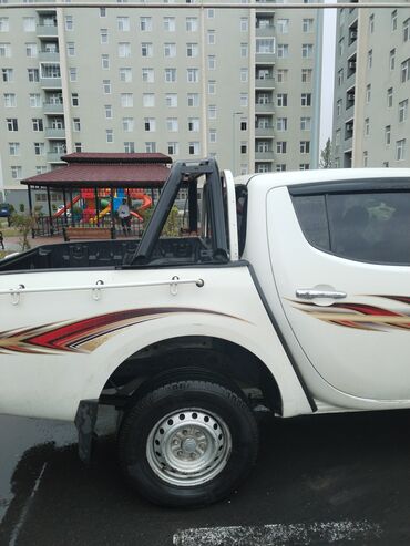 mitsubishi pajero io: Mitsubishi pikap – ikiqat kabinəli, arxa açıq yük bölməsi və