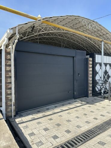 Секционные ворота: Секционные ворота с врезной калиткой (промышленные и бытовые) — 13