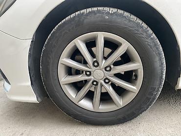 Шиналар жана дисктер: Комплект оригинальных литых дисков Hyundai с шинами R16 очен срочно — 2