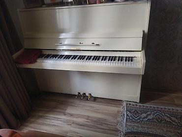 belarus: Ağ rəngli akustik upright pianino - Korpus: zərif, parlaq ağ örtük; — 1