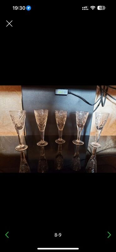 Dəstlər, kostyumlar: - Kəsmə naxışlı qədəh dəsti: 5 ədəd şüşə qədəh. Hər birinin üzərində — 3