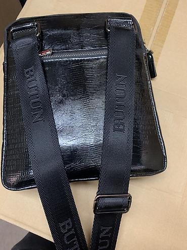 барсетка armani exchange: Butun барсетка через плечо, черная, с глянцевой текстурой под — 2