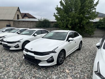 Kia: Новый автомобиль Kia K5 в белом цвете. Этот седан отличается