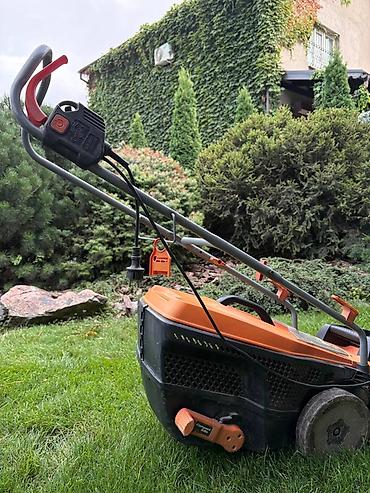 черные часы: Электрическая газонокосилка Black+Decker 1600W, ширина кошения 38 см — 2