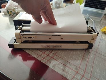Stari uređaji: Olympia mehanička pisaća mašina sa koferom Nepoznato stanje. Mora — 3