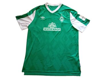 Maskalar, eynəklər: Yaşıl rəngli, qısaqol futbol forması. Ağ V yaxalıq və ağ qol hissələri