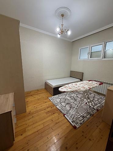 7ci mk: 3 otaqlı, işıqlı mənzil. Planlama: geniş zal, 2 yataq otağı, ayrıca — 1