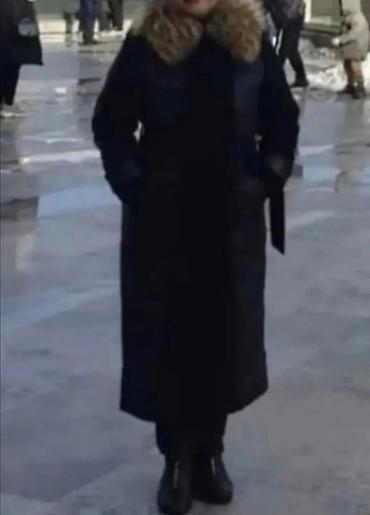 uzun paltolar: Qadınlar üçün uzun qış palto - Rəng: qara - Model: beldən kəmərli — 4