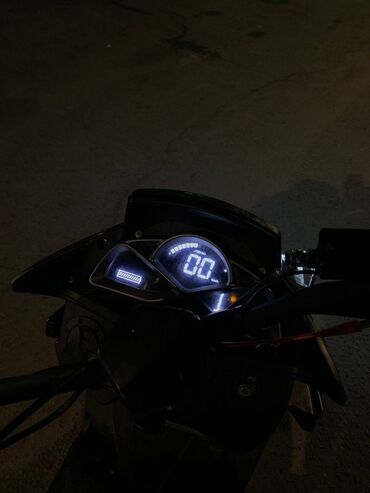 Скутер (класс макси-скутер) состояние нормальное силы поехал