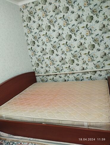 две кровати с матрасами: Двуспальная Кровать, Б/у