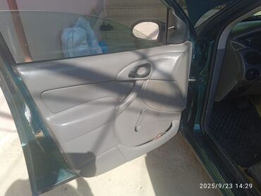 Ford: Ford Focus sedan (mk1) – yaşıl rəngli, 4 qapılı. Texniki və daxili — 13