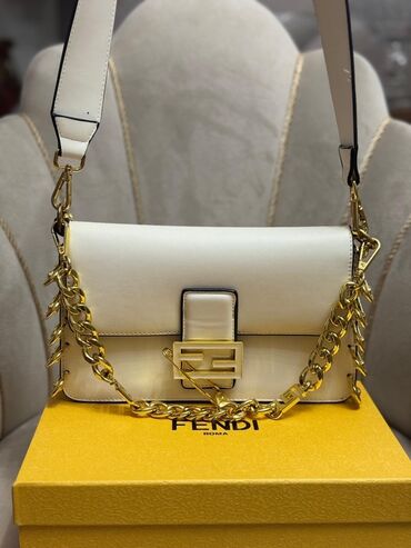 Eynəklər: Çiyin çantası, Fendi, İşlənmiş