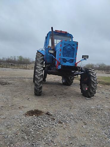 Traktor qoşqularının ehtiyyat hissələri: Rəngi göydür. Kabinası mövcuddur. Ön hissəsindəki radiator barmaqlığı — 1