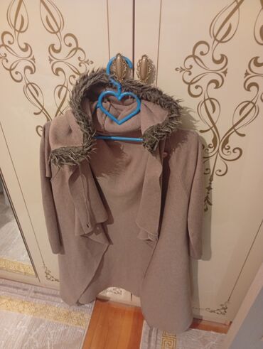 jaketlər instagram: Qadın kardiqanı – kapüşonlu - Rəng: bej/boz tonlarında - Model: ön