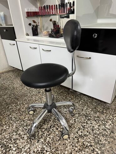 Stolice: Frizerska/stylerska stolica – okrugli dizajn, crna eko-koža, hrom — 11