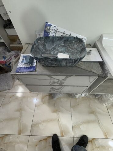 tülpanlar: Mərmər naxışlı boz rəngli, qayıq formalı lavabo. Bu lavabo, tək