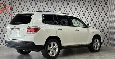 qapı paneli: Toyota Highlander – ağ rəngli, 7 yerlik geniş krossover/SUV. Əsas — 7