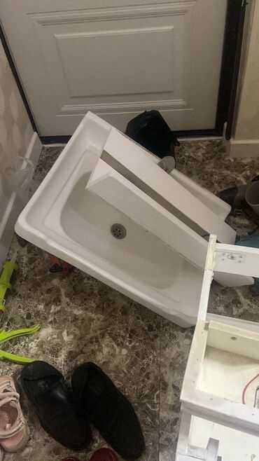 Çanaqlar, tülpanlar: Hamam üçün mebel dəsti, moydadır satılır - Rəng: ağ, klassik relyefli