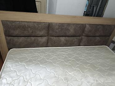 Двуспальные кровати: Двуспальная кровать с высоким мягким изголовьем и матрасом б/у - — 4