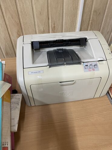 Принтеры: Hp laser 1018 принтер плюс стол (парта)