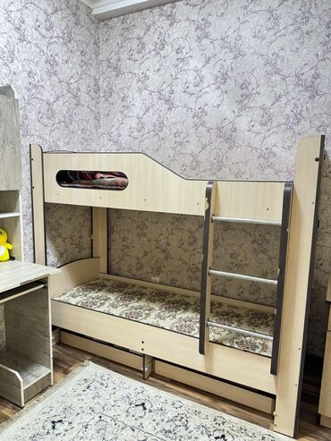 двух этажная кравать: Двухъярусная детская кровать, Б/у, Натуральное дерево, цвет - Бежевый