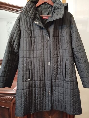 Kurtkalar: Qadın üçün uzun, qara rəngli quilt (kvadrat tikişli) yüngül qış/palto — 1