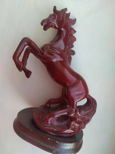 статуэтка лошади: Продаю (обмен) статуэтку, сувенир. Конь, лошадь, ат. Высота бою 13см