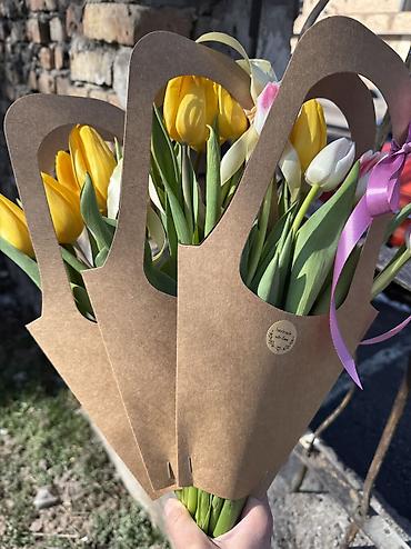 Букеты из живых цветов: Тюльпаны голландские ОПТОМ с луковицей и в розницу с оформлением (не — 17