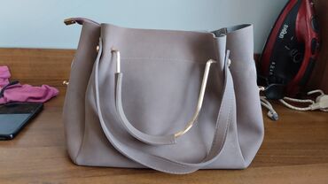 сумка фиолетовая: Продаю сумку экокожа плотная и качественная много что влезет в сумку