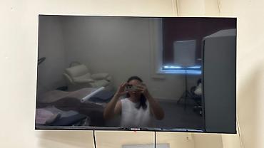 Телевизор Samsung с плоским экраном, диагональ ориентировочно 40–43