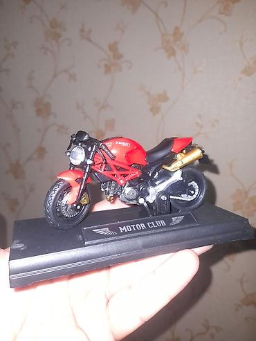 İncəsənət və kolleksiyalar: Bu, "Knight" markalı, qırmızı rəngli Ducati tipli motosikletin 1:18 — 1