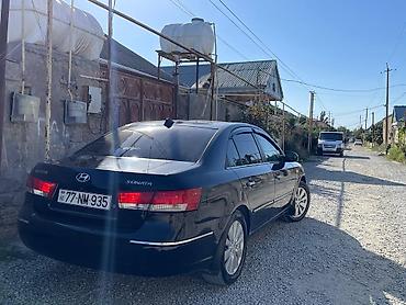 qara maşın: Hyundai Sonata sedan təqdim olunur. Avtomobil qara rəngdədir və — 5