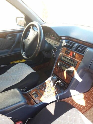 Mercedes-Benz E 320: 3.2 l | 2001 year Limousine