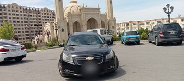 Chevrolet: Qara rəngli Chevrolet Cruze avtomobili. Bu, şəhər və şəhərdənkənar