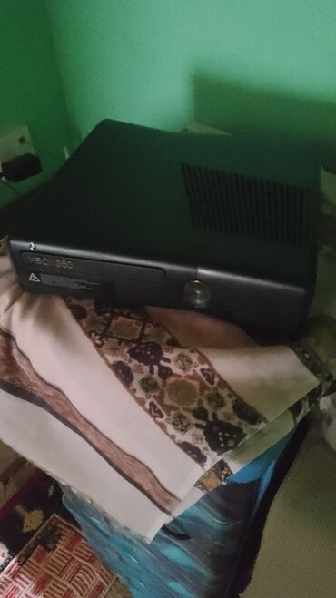 xbox 360 купить: Salam ustund edusune bileceyiniz butun kabelleri verilir 2 hdm kabel,1