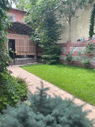 Отели и хостелы: Уютная комната с двумя кроватями, каждая из которых застелена светлым at lalafo.kg — 14 Отели и хостелы: Уютная комната с двумя кроватями, каждая из которых застелена светлым — 14