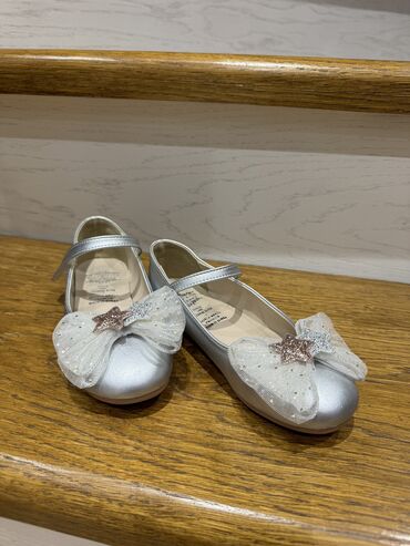 Детская обувь: Обувь для девочки Серые туфельки 29 размер 500 сом Красные туфельки 27