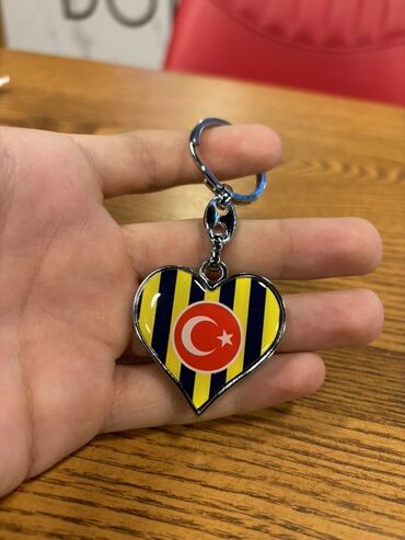 Мужская обувь: Ürən: ürək formalı açarlıqlı brelok - Dizayn: Sarı-lacivərt şaquli