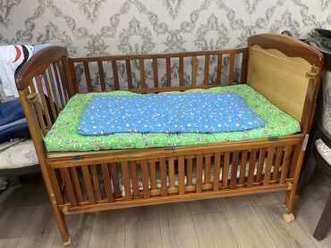 напольная кровать: Продаю детскую кроватку б/у. Матрасы идут в подарок. Голубой матрас