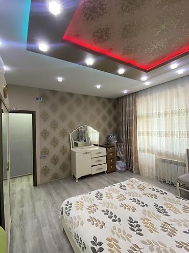 qonaq otagi üçün cilciraqlar: Geniş və işıqlı zal – müasir dizaynla - Böyük L formalı yumşaq divan — 9